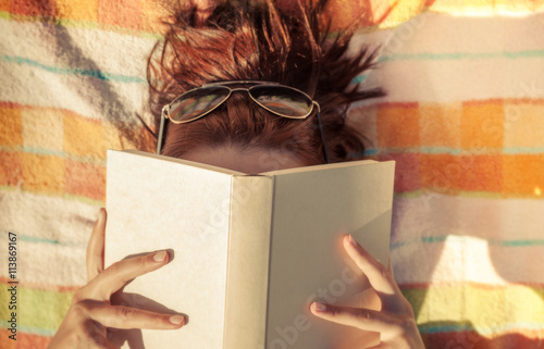 Frau am Stand entspannt mit einem Buch photo