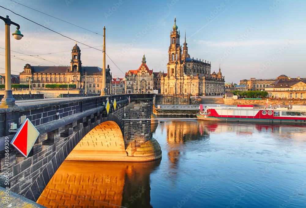 Obraz premium Dresden, Hofkirche and bridge