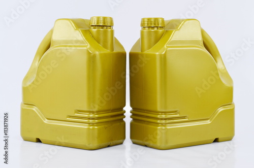 Packaging maintain engine oil prolongs lifespan for vehicle. photo