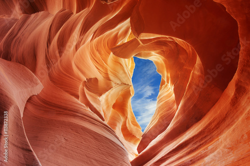 Photo color shades of the rock inside the antelope canyon