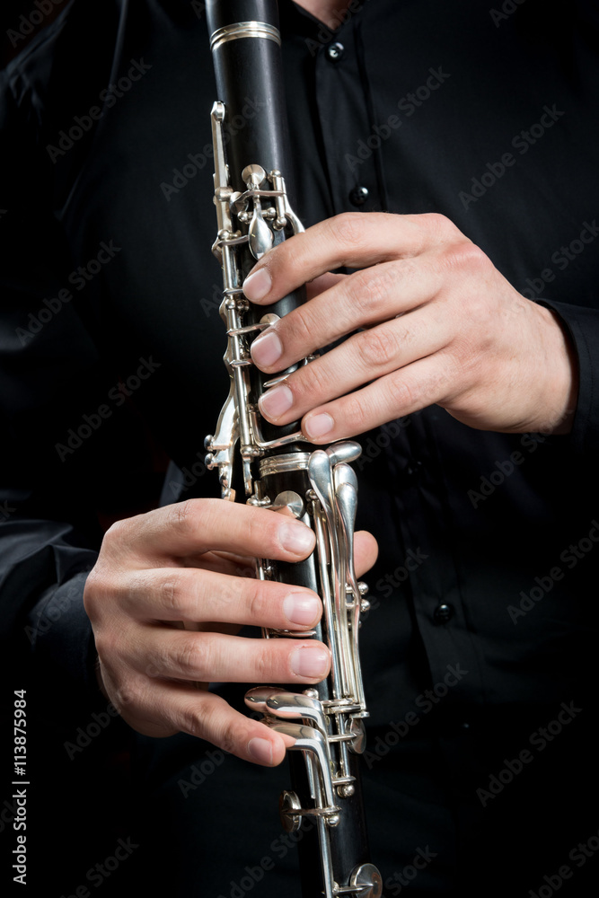 Obraz premium Mani di clarinettista sul clarinetto durante un’esecuzione