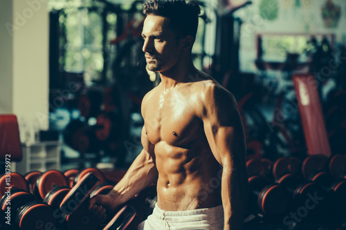 Fotografie muscular man with dumbbell