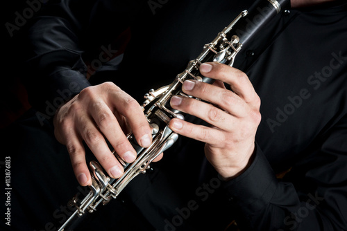 Mani di clarinettista sul clarinetto durante un’esecuzione Fototapet
