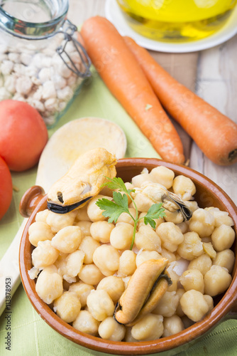 chickpeas with seafood