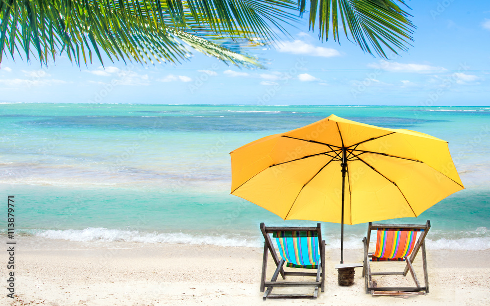 Einladung zur Entspannung: Urlaub, Ferien, Auszeit, Relaxen am Meer auf Liegestühlen unter Palmen :)