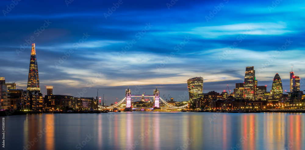Fototapeta premium Panoramic view of illuminated London cityscape at sunset