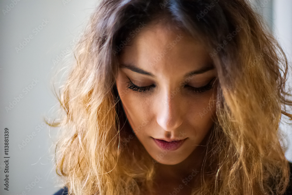 Mujer joven en actitud timida y pensativa Mujer joven en actitud timida y pensativa