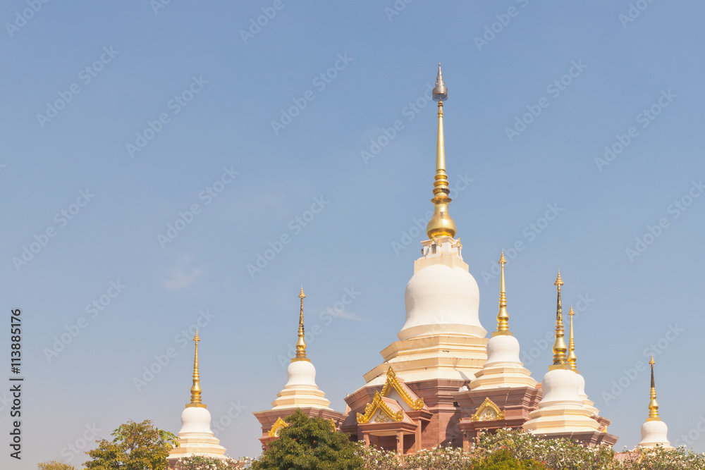 Naklejka premium Thai Buddhist style pagoda under blue sky