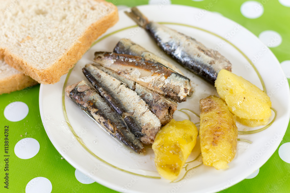 Marinated sardines served with potatoes and toast bread