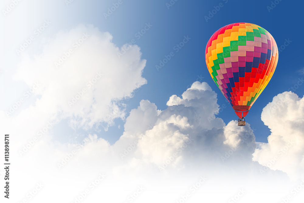 Naklejka premium Hot air balloon on blue sky