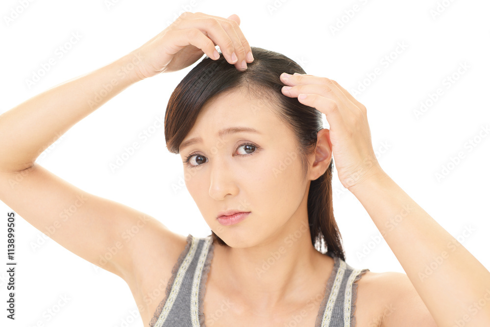 ヘアケアに不満な女性 ヘアケアに不満な女性