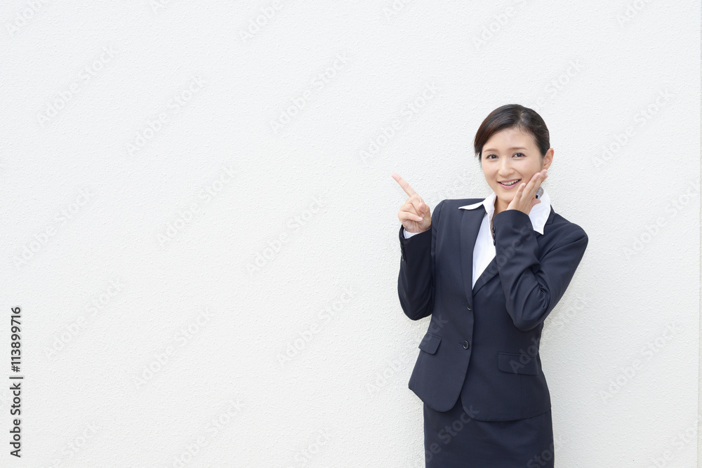 指示する笑顔のビジネスウーマン 指示する笑顔のビジネスウーマン