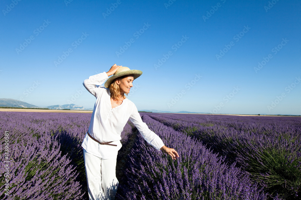 Fototapeta premium femme dans un champs de lavande