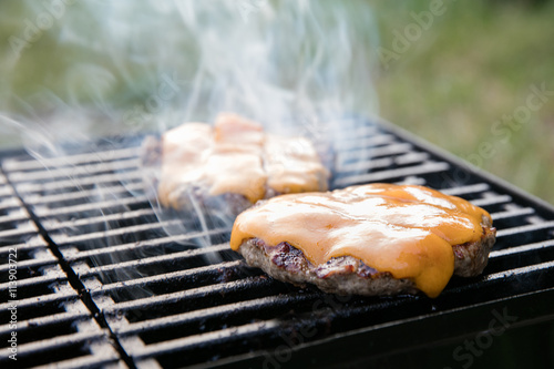 mit Käse überbackene Burger auf Grill photo