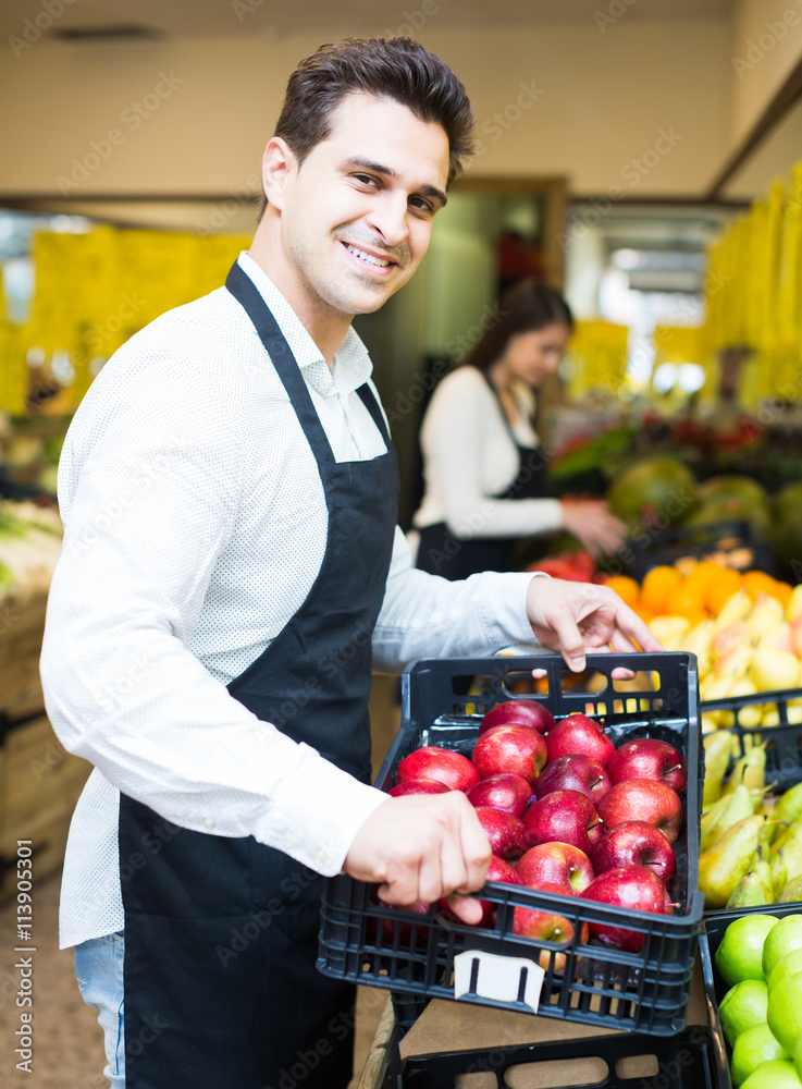 Fototapeta premium sellers offering seasonal sweet apples in grocery