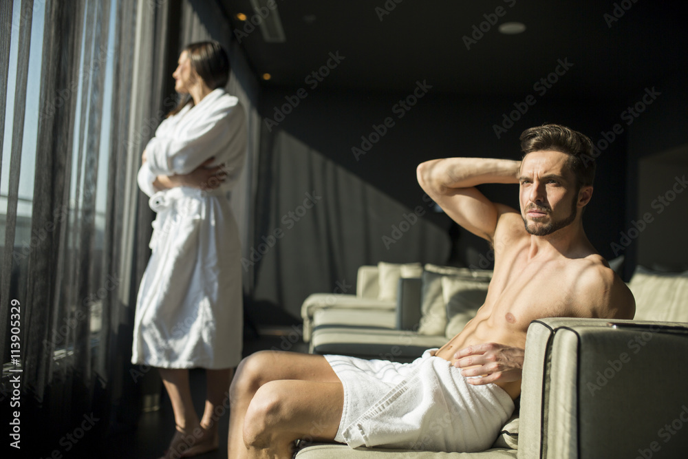 Obraz premium Young couple in the room