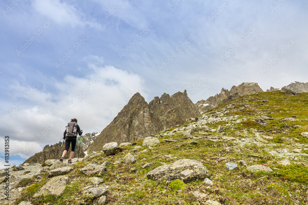 Ragazza pratica trekking in salita in montagna