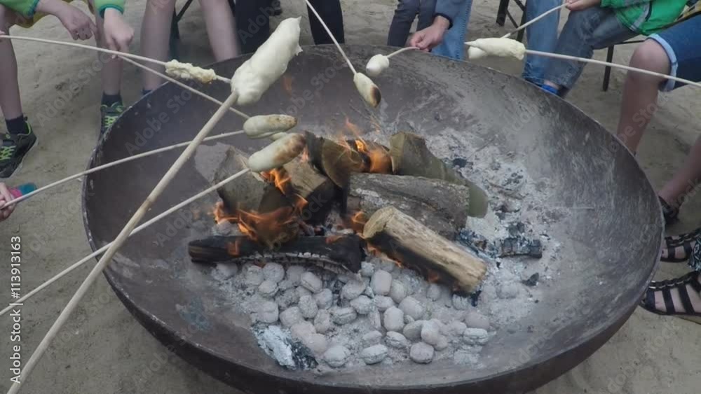 Stockbrot über Lagerfeuer