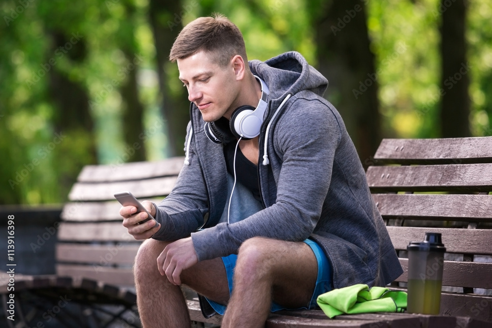 Obraz premium Checking out the messages