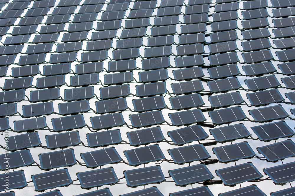 Fototapeta premium Kleine Solarmodule die sich flexibel zur Sonne mitbewegen