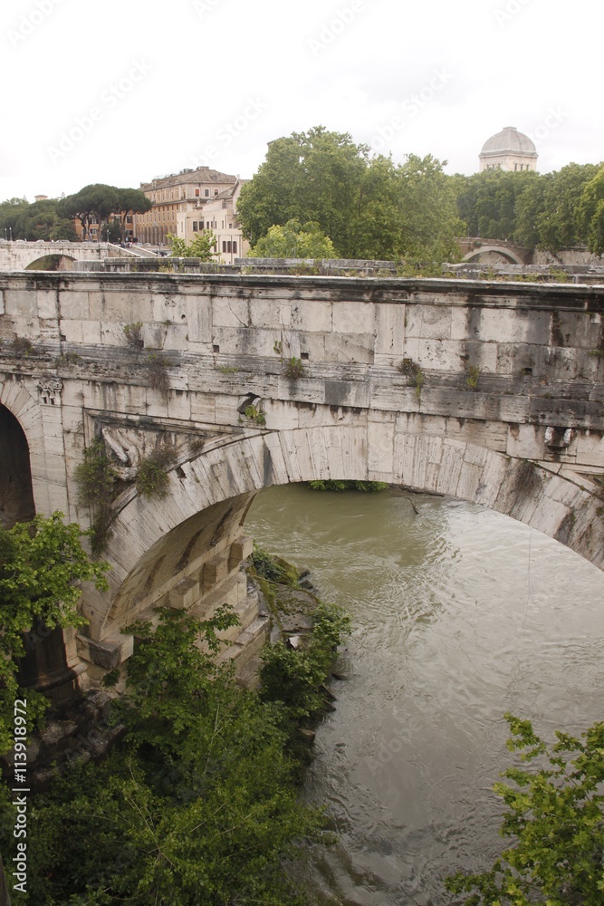 Pont antique sur le Tibre à Rome, Italie