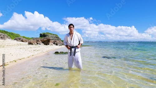 南国の美しいビーチで鍛える男性	