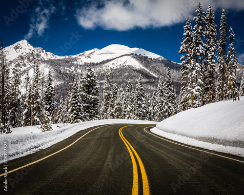 „Spring Snow” Trail Ridge Road w Rocky Mountain National Forest of Colorado nie został jeszcze całkowicie otwarty w ten ostry kwietniowy dzień.