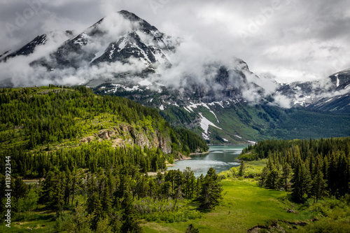 Fotografiet "Glacier Green"  The eastern entrance to Glacier National Park in northwestern Montana is majestic