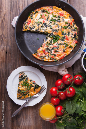 Frittata with spinach, tomatoes and cheese