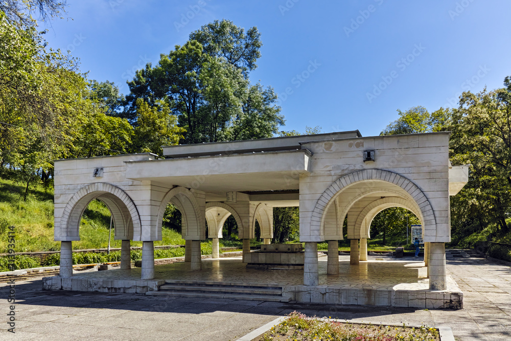 Obraz premium Spring of mineral water in town of Hisarya, Plovdiv Region, Bulgaria