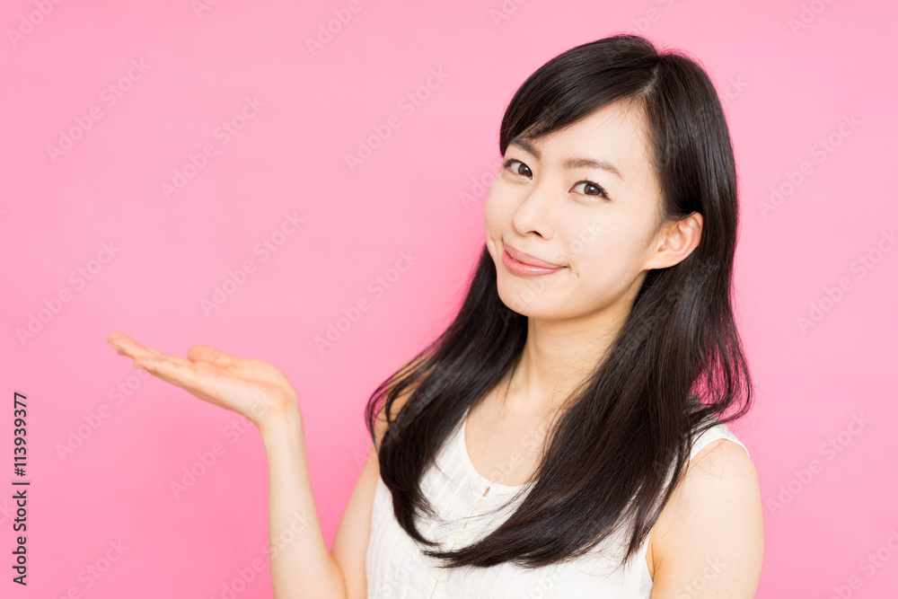 説明する女性 説明する女性