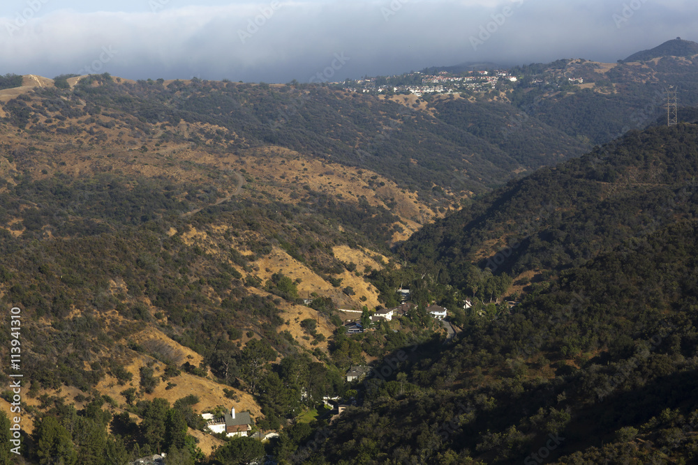 Fototapeta premium The mountains and hills near Los Angeles (USA). The mountainous landscape. The little houses in the mountains.