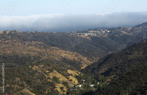 Fototapeta Naklejka Na Ścianę i Meble -  The mountains and hills near Los Angeles (USA). The mountainous landscape. The little houses in the mountains.