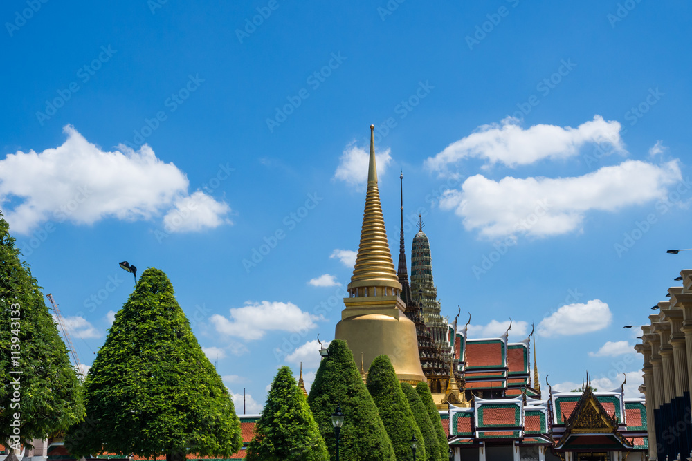 Fototapeta premium Golden pagoda at Wat Phra Kaew, Thailand