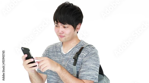 スマートフォンを持つ笑顔の青年