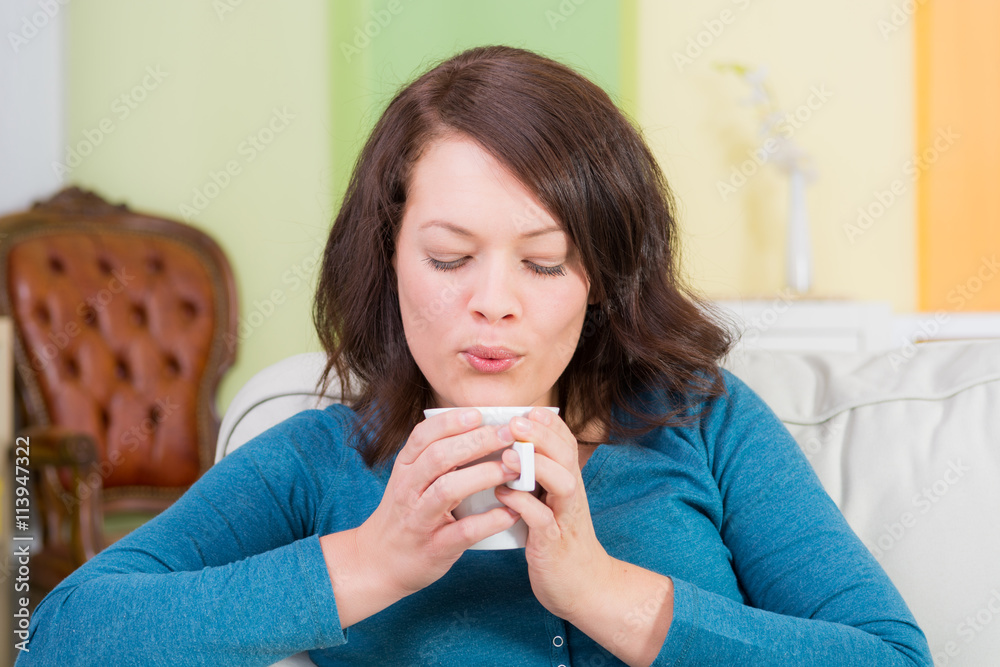 frau pustet ihren heißen kaffee frau pustet ihren heißen kaffee