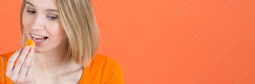 junge frau ernärht sich gesund mit obst junge frau ernärht sich gesund mit obst