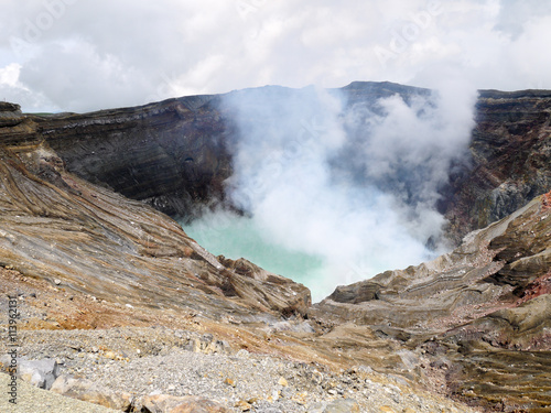 阿蘇山カルデラ噴火口 © milmed