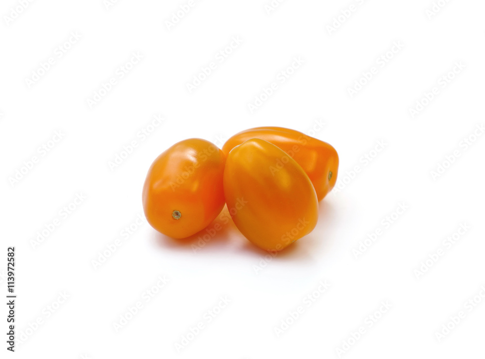 tomates jaunes olivettes isolées sur fond blanc tomates jaunes olivettes isolées sur fond blanc