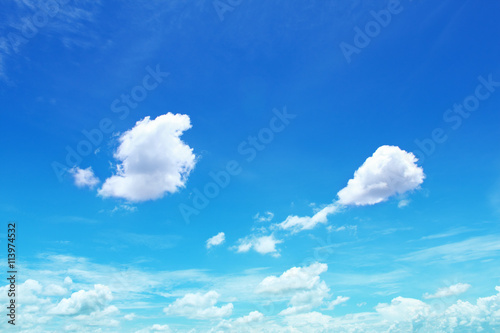 biała chmura na niebieskim niebie