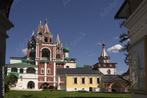 Саввино-Сторожевский монастырь в Звенигороде, Троицкая церковь, звонница с трапезной.