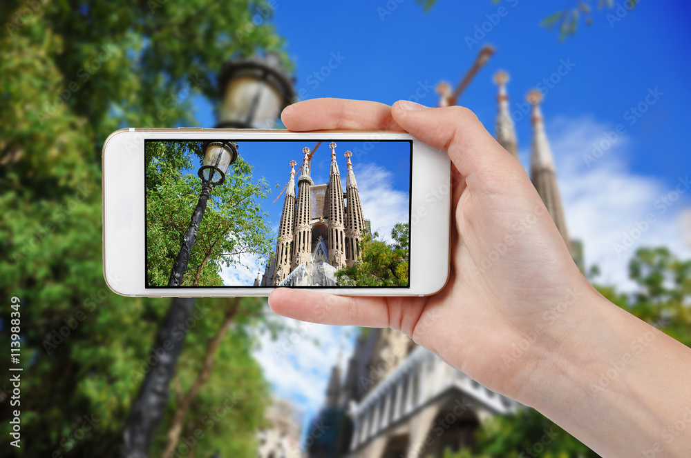 Obraz premium Taking photo of Sagrada Familia with a phone