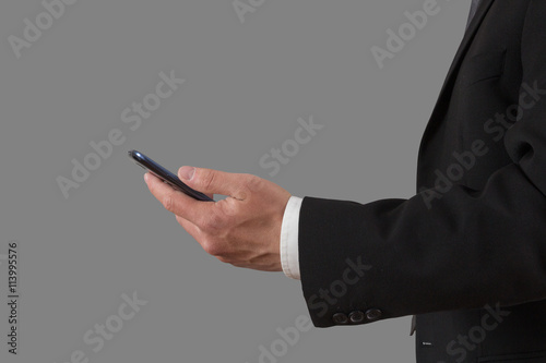 Geschäftsmann hält sein smartphone in der Hand isoliert