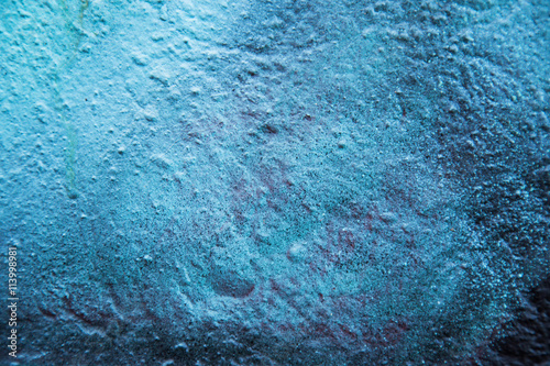 betonowa-sciana-pomalowana-na-niebiesko