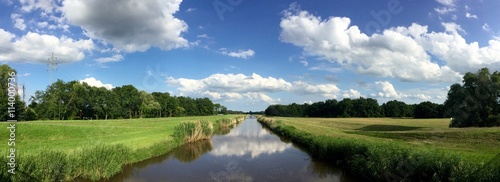 Panorama mitten auf dem Fluss © interklicks