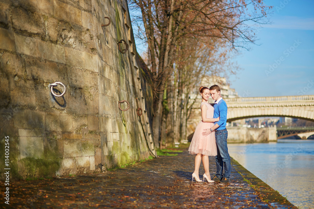 Fototapeta premium Romantic couple in Paris, France