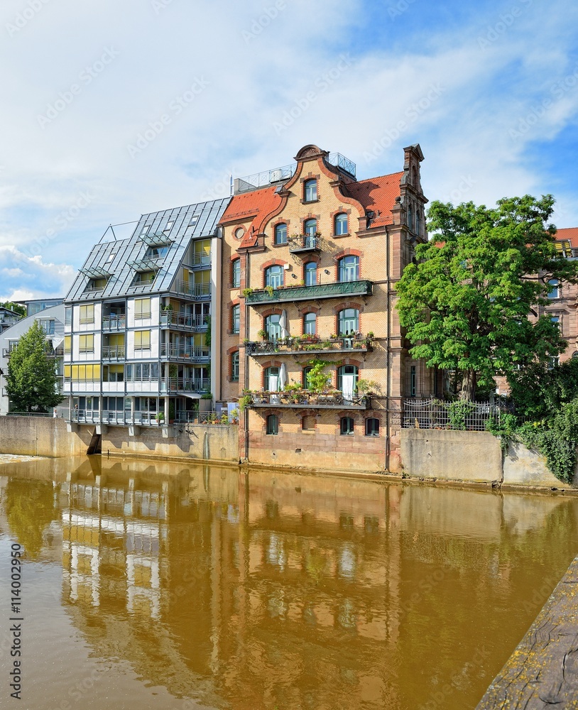 Historisches Gebäude neben modernem Wohnhaus, Nürnberg