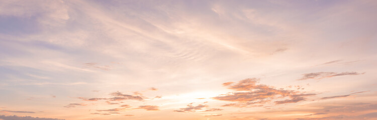 Canvas schilderij Hemel Panorama van zonsondergang aan de hemel  © yotrakbutda