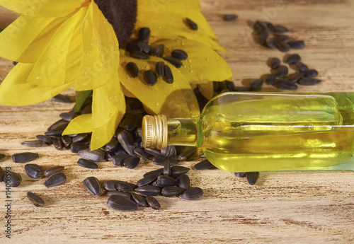 Fotografie sunflower seeds and a bottle