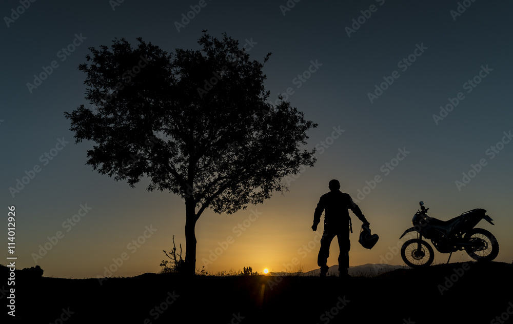 Fototapeta premium motorsiklet ile gündoğumu molası